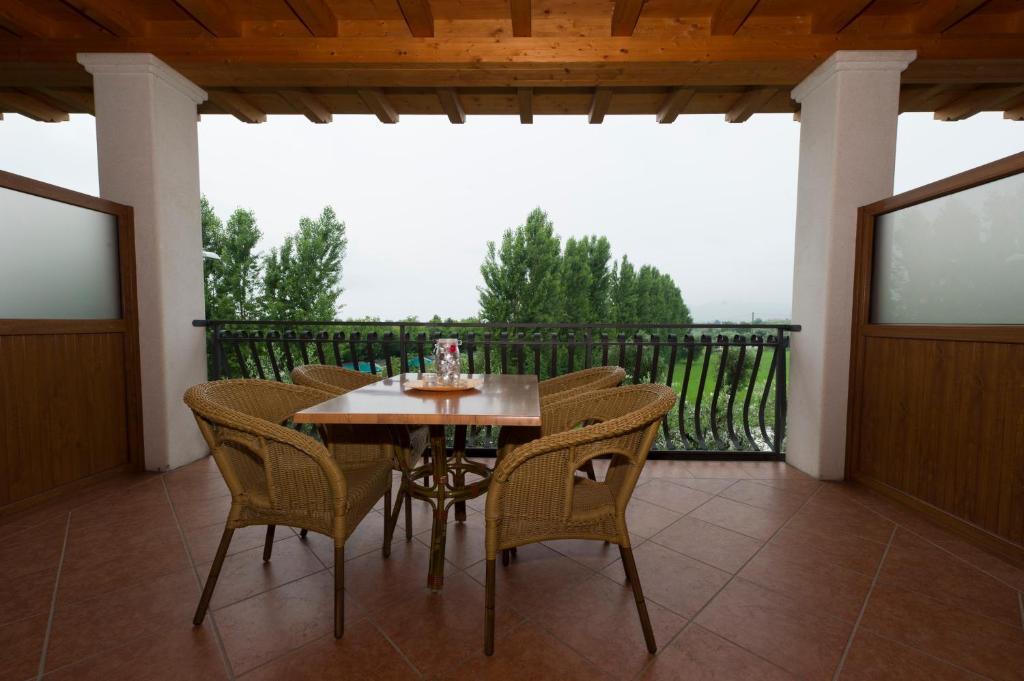 Locanda Ristorante Al Cardellino Bardolino Exterior photo